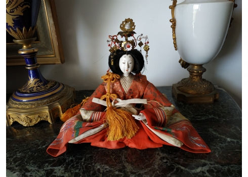 בובה יפנית עתיקה בדמות קיסרית, מאמצע המאה ה-19 מסוג 'hina ningyo'