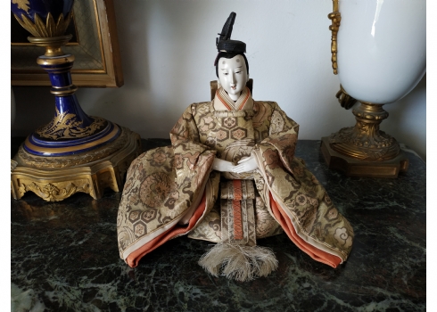 בובה יפנית עתיקה בדמות קיסר, מאמצע המאה ה-19 מסוג 'hina ningyo'