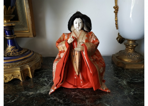 בובה יפנית עתיקה בדמות גיישה, מאמצע המאה ה-19 מסוג 'hina ningyo'
