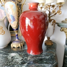 אגרטל סיני גדול וכבד מעוטר בזיגוג 'דם השור' (Ox-blood) או בסינית 'Langyao hong',