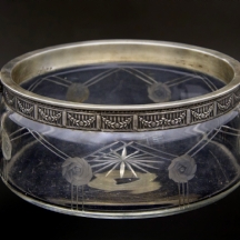 כלי רוסי עתיק עשוי זכוכית והתקן עשוי כסף