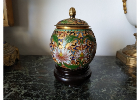 לוט של מעמד עץ יחד עם כלי 'קלואזונה' (Cloisonne) סיני ישן עשוי נחושת מצופה זהב