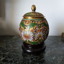 לוט של מעמד עץ יחד עם כלי 'קלואזונה' (Cloisonne) סיני ישן עשוי נחושת מצופה זהב