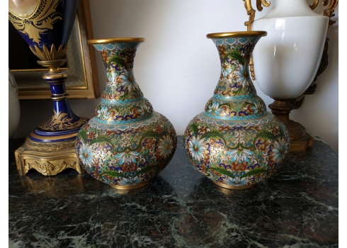 זוג אגרטלי קלואזונה (Cloisonné) סינים ישנים, עשויים נחושת מוזהבת ומעוטרים באמייל