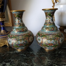 זוג אגרטלי קלואזונה (Cloisonné) סינים ישנים, עשויים נחושת מוזהבת ומעוטרים באמייל