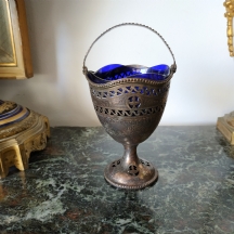 כלי כסף אנגלי עתיק, עשוי כסף בתוכו כלי נשלף (Liner) עשוי זכוכית קובלט כחולה