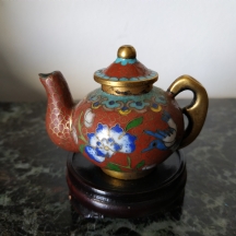 קומקום קלואזונה (Cloisonne) סיני ישן עשוי נחושת מוזהבת ומעוטר באמייל, מעמד עץ