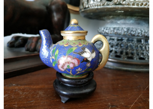 קומקום קלואזונה (Cloisonne) סיני ישן עשוי נחושת מוזהבת ומעוטר באמייל, מעמד עץ