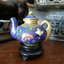 קומקום קלואזונה (Cloisonne) סיני ישן עשוי נחושת מוזהבת ומעוטר באמייל, מעמד עץ