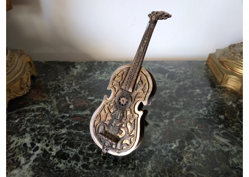 קישוט שולחני עשוי כסף 'סטרלינג' (925), מעוצב בצורת גיטרה, חתום
