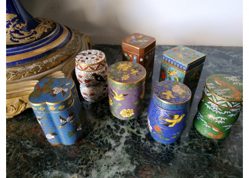 לוט של 7 קופסאות קלואזונה (Cloisonne) סיניות ישנות ויפות ומכסים תואמים
