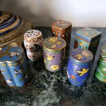 לוט של 7 קופסאות קלואזונה (Cloisonne) סיניות ישנות ויפות ומכסים תואמים