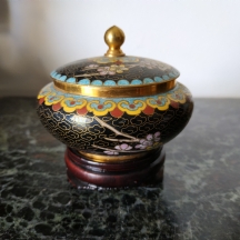 כלי קלואזונה (Cloisonne) סיני ישן ומכסה תואם, עשויים נחושת מצופה זהב ואמייל