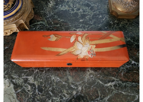 קופסה יפנית עתיקה עשויה עץ מצופה לכה ומעוטרת ציורי יד בדגם פרחי נרקיס