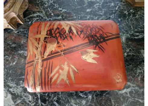 קופסה יפנית עתיקה עשויה עץ מצופה לכה ומעוטרת ציורי יד בדגם קני במבוק וציפורים