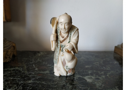 פסלון שנהב יפני עתיק (אוקימונו) איכותי ויפה במיוחד, בדמות שחקן נושא קוביית משחק