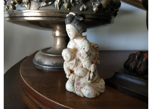 פסל שנהב יפני עתיק (אוקימונו) איכותי ויפה מאד בדמות אישה בלבוש מסורתי ותינוקה
