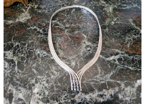 ענק מרשים לצוואר, עשוי זהב לבן 18 קארט (חתום: '750'), משובץ אבני ספיר כחולות