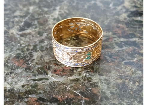 טבעת עתיקה ויפה עשויה זהב צהוב 14 קטרו שאריות אמייל צבעוני
