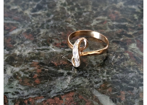טבעת ישנה ויפה עשויה זהב צהוב 14 קארט, לא חתומה (נבדק), משובצת יהלומים קטנים