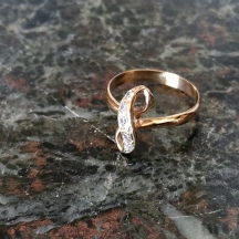 טבעת ישנה ויפה עשויה זהב צהוב 14 קארט, לא חתומה (נבדק), משובצת יהלומים קטנים