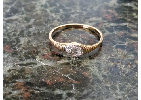 טבעת ישנה ועדינה עשויה זהב צהוב 14 קארט (חתומה: '585'), משובצת יהלומים