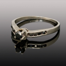 טבעת עשויה זהב לבן 14 קארט משובצת יהלומים שחורים, סה"כ: 0.25 קארט.