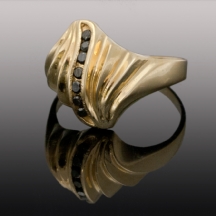 טבעת עשויה זהב צהוב 14 קארט משובצת יהלומים שחורים.