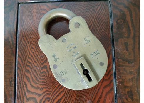 מנעול ישן עשוי ברונזה