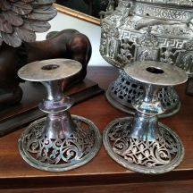 זוג פמוטים אנגלים עתיקים (שפילד), עשויים פליז מצופה כסף, מתוצרת: 'Walker & Hall'