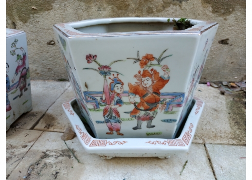 זוג עציצים סינים (רק תחתית אחת), עשויים פורצלן מעוטרים ציורי יד באמייל