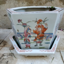 זוג עציצים סינים (רק תחתית אחת), עשויים פורצלן מעוטרים ציורי יד באמייל