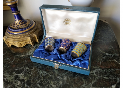 סט רוסי (סובייטי) ישן, הכולל שלוש כוסיות עשויות כסף ומעוטרות אמייל