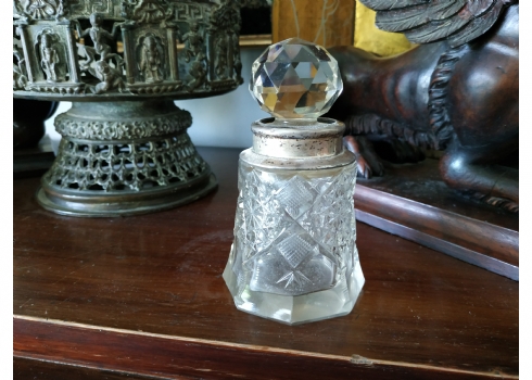 בקבוק בושם אנגלי עתיק (ויקטוריאני) מהמאה-19, עשוי קריסטל מלוטש בעבודת יד חבק כסף