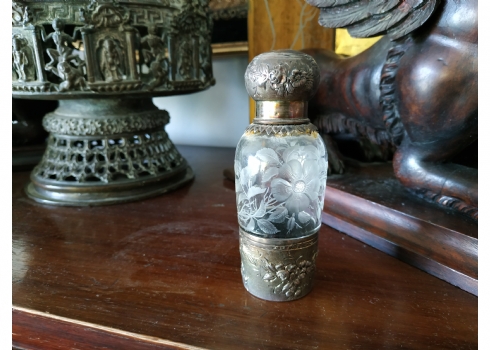 בקבוק בושם צרפתי עתיק יפה ואיכותי מאד מהמאה ה-19, עשוי קריסטל מלוטש וכסף