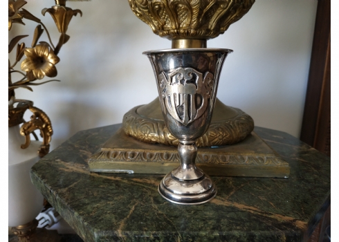 גביע קידוש ישראלי ישן עשוי כסף 'סטרלינג' (925), חתום, בחזיתו הכיתוב: 'לחיים'