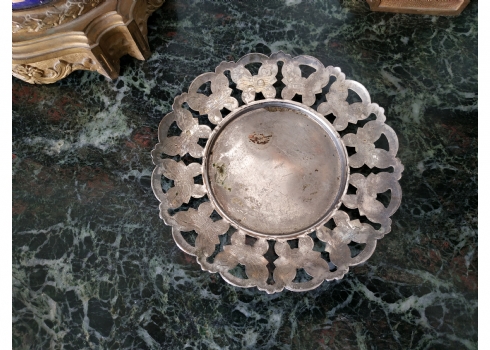 צלחת פרסית עתיקה ויפה עשויה מתכת מצופה כסף מעוטרת בעבודת ניסור ידנית בדגם פרפרים