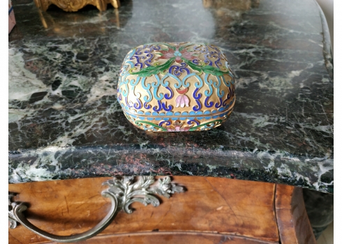 קופסת קלואזונה (Cloisonne) סינית ישנה ומכסה תואם, עשויים נחושת מצופה זהב ואמייל