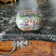 קופסת קלואזונה (Cloisonne) סינית ישנה ומכסה תואם, עשויים נחושת מצופה זהב ואמייל