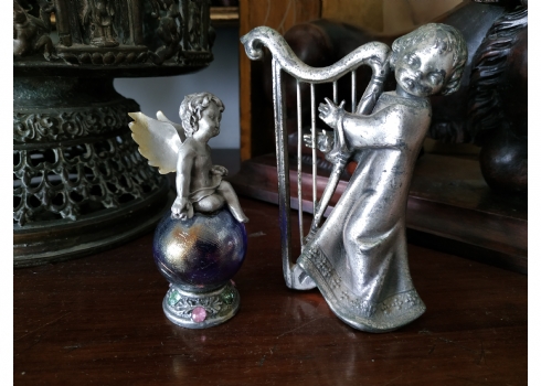 לוט של שני פסלוני מתכת אחד בדמות ילד מנגן בנבל והשני בדמות מלאך