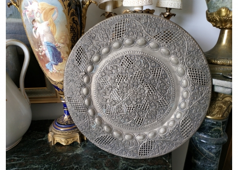 מגש איסלאמי ישן, עשוי נחושת, מרוקע ומעוטר בעבודת יד