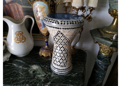 תוף דרבוקה משובץ פיסות צדף בעבודת דמשק