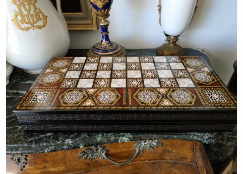 ערכת שש בש בסגנון סורי עשויה עץ מעוטר בסגנון 'עבודת דמשק'