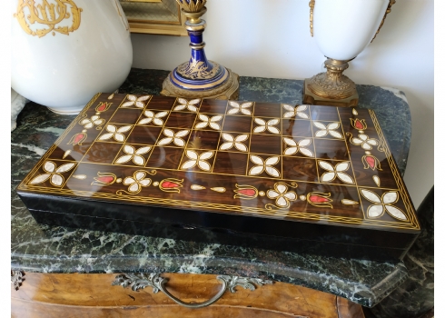 ערכת שש בש בסגנון סורי עשויה עץ מעוטר בסגנון 'עבודת דמשק'