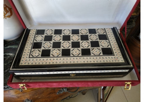 ערכת שש בש בסגנון סורי עשויה עץ משובצת פיסות צדף ב: 'עבודת דמשק', במזוודה