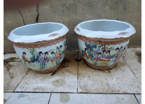 זוג עציצים סינים ישנים ויפים עשויים פורצלן ומעוטרים ציורי יד באמייל פוליכרום