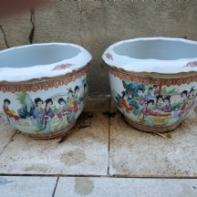 זוג עציצים סינים ישנים ויפים עשויים פורצלן ומעוטרים ציורי יד באמייל פוליכרום