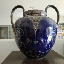 כד פורצלן ארט נובו מעוטר כסף (Silver Overlay Porcelain)
