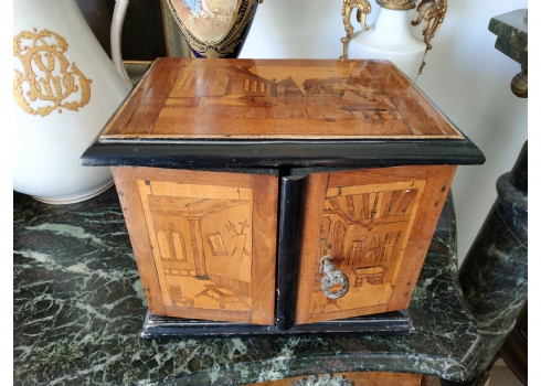 ארונית שולחנית עתיקה (table cabinet), מהמאה ה-17
