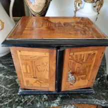 ארונית שולחנית עתיקה (table cabinet), מהמאה ה-17